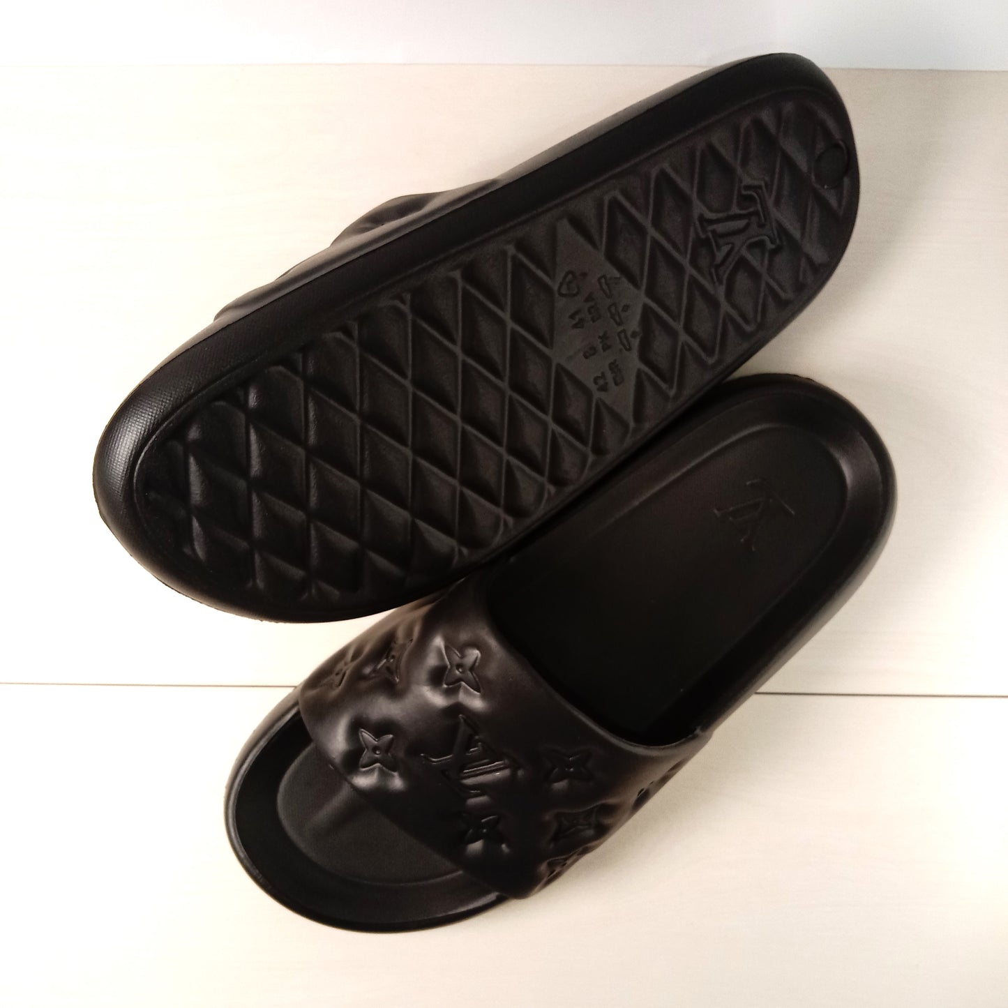 -L-V- Mens Slippers / Slides (Black)