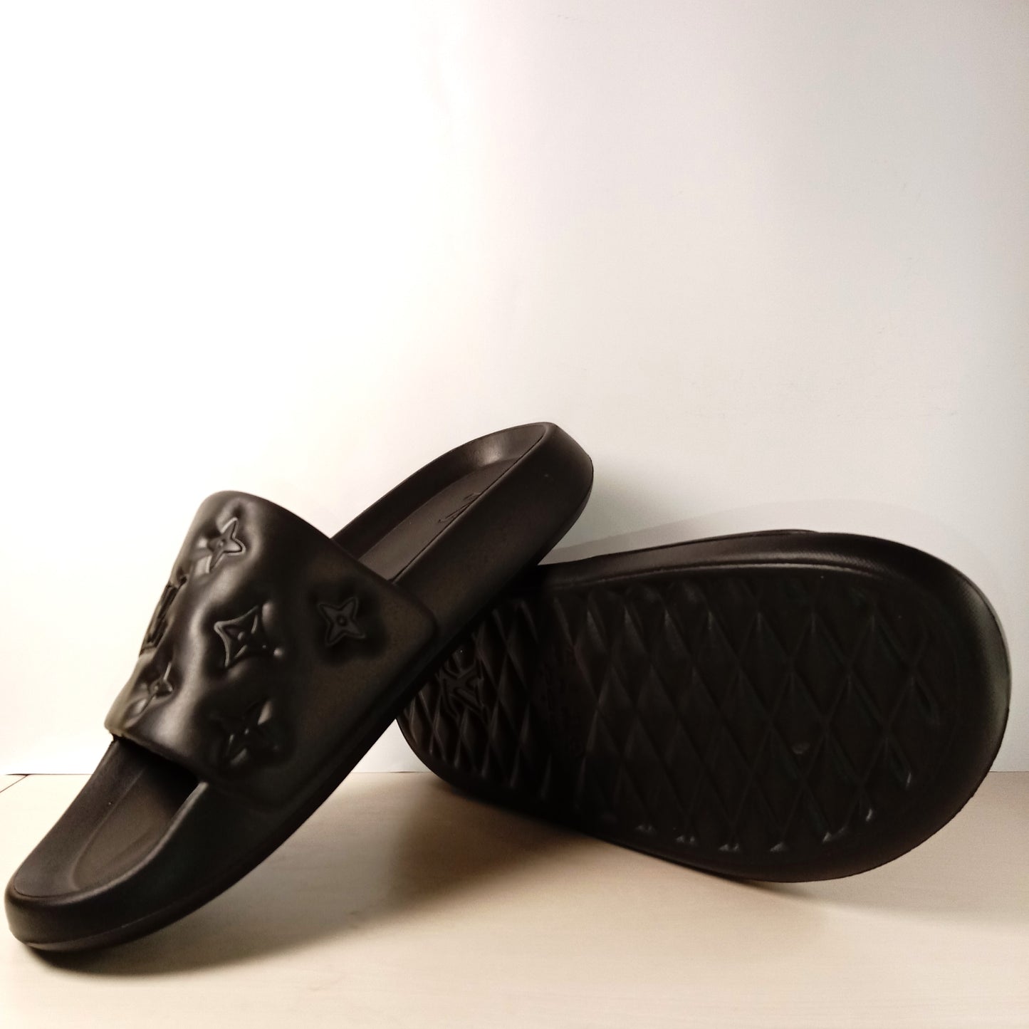 -L-V- Mens Slippers / Slides (Black)